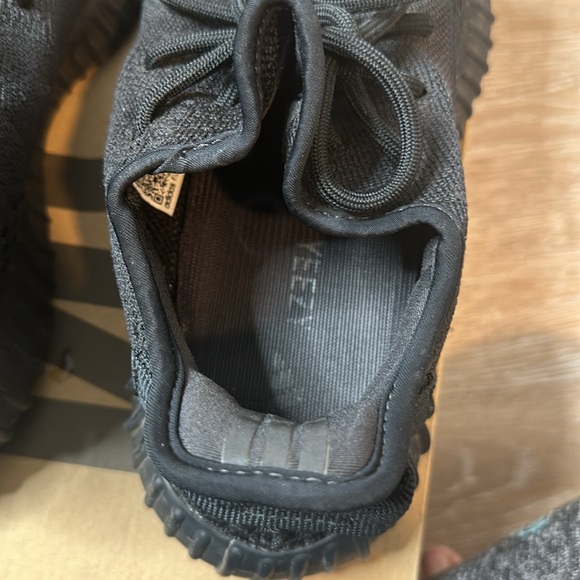 Yeezy 350 v2 men’s 6.5 women’s 8. Black - Picture 6 of 9